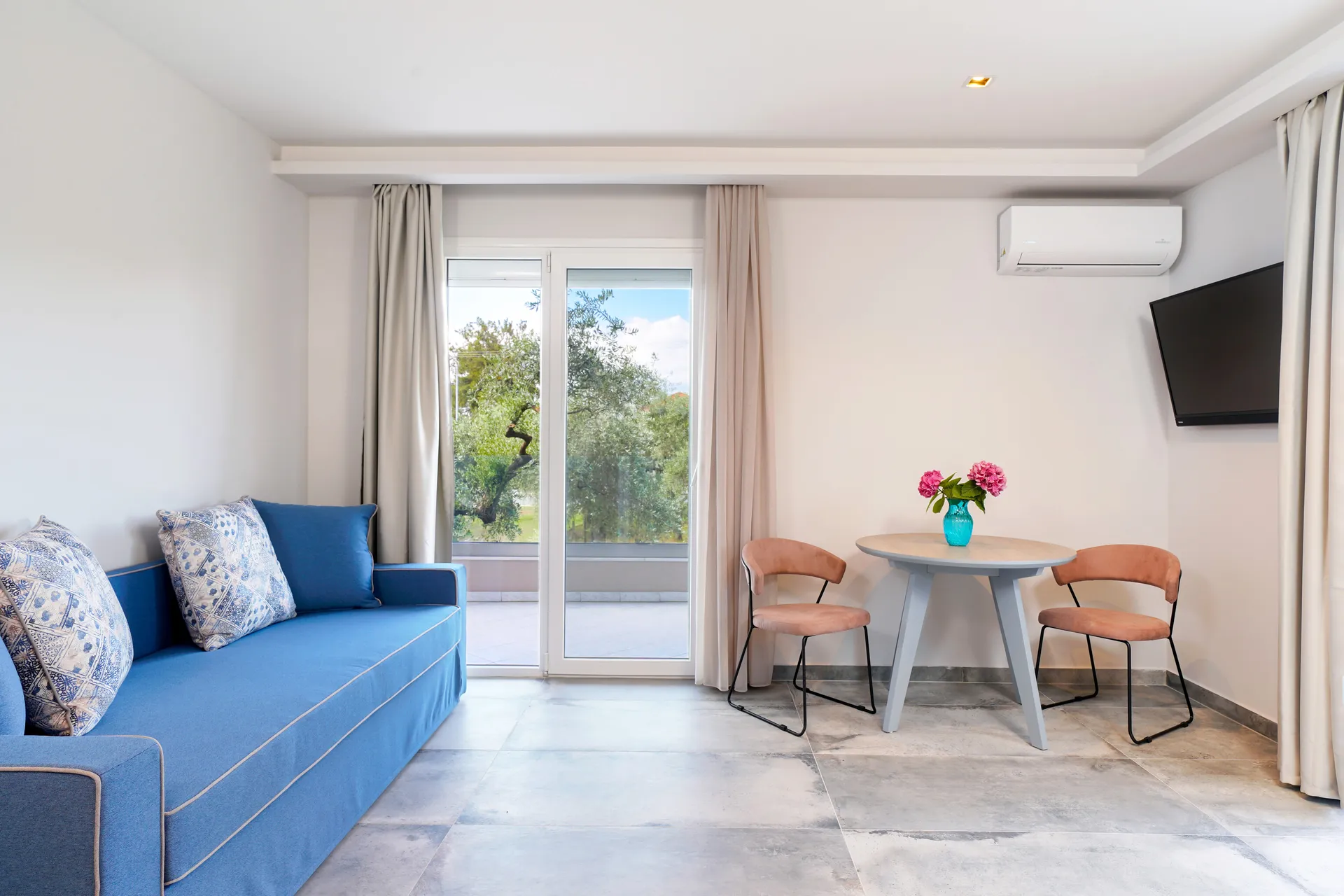 Tiara Holidays - IlioMagic luxury studios - Junior Suite living room